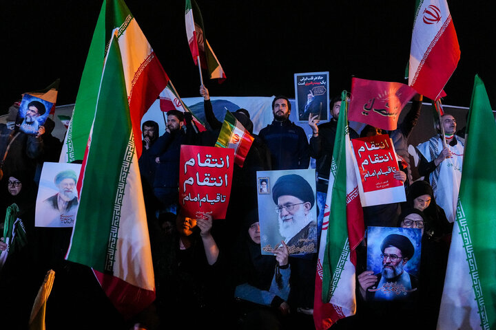 هفتمین شب تجمع مردم تهران در سوگ رهبر شهید - میدان انقلاب