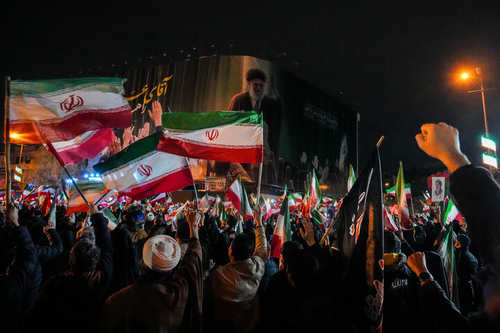 هفتمین شب تجمع مردم تهران در سوگ رهبر شهید - میدان انقلاب