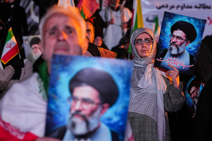هفتمین شب تجمع مردم تهران در سوگ رهبر شهید - میدان انقلاب