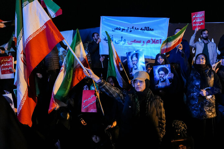 هفتمین شب تجمع مردم تهران در سوگ رهبر شهید - میدان انقلاب