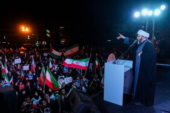 هفتمین شب تجمع مردم تهران در سوگ رهبر شهید - میدان انقلاب