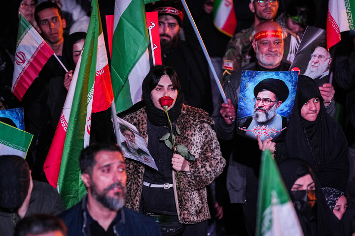 هفتمین شب تجمع مردم تهران در سوگ رهبر شهید - میدان انقلاب