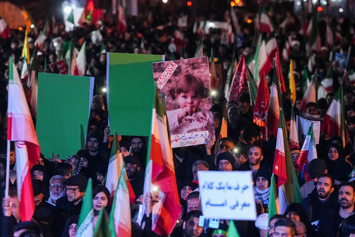 هفتمین شب تجمع مردم تهران در سوگ رهبر شهید - میدان انقلاب