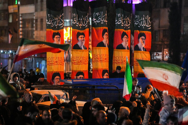 هفتمین شب تجمع مردم تهران در سوگ رهبر شهید - میدان انقلاب