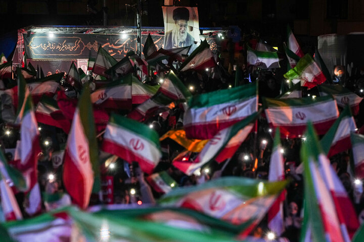 هفتمین شب تجمع مردم تهران در سوگ رهبر شهید - میدان انقلاب