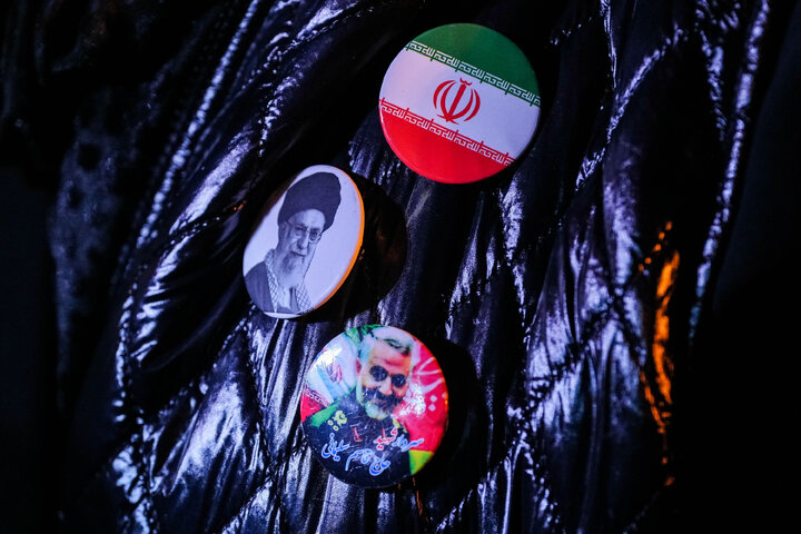 هفتمین شب تجمع مردم تهران در سوگ رهبر شهید - میدان انقلاب