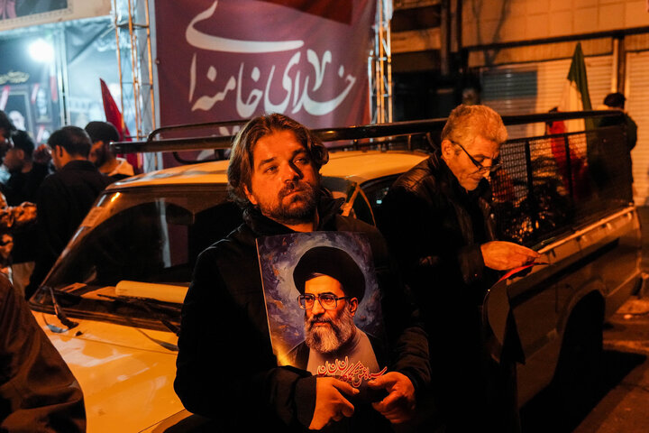 هفتمین شب تجمع مردم تهران در سوگ رهبر شهید - میدان انقلاب