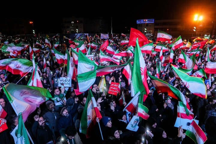 هفتمین شب تجمع مردم تهران در سوگ رهبر شهید - میدان انقلاب