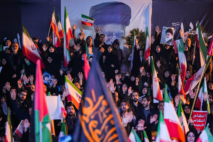 هفتمین شب تجمع مردم تهران در سوگ رهبر شهید - میدان انقلاب