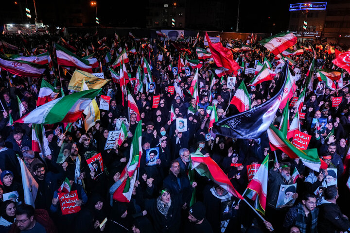 هفتمین شب تجمع مردم تهران در سوگ رهبر شهید - میدان انقلاب
