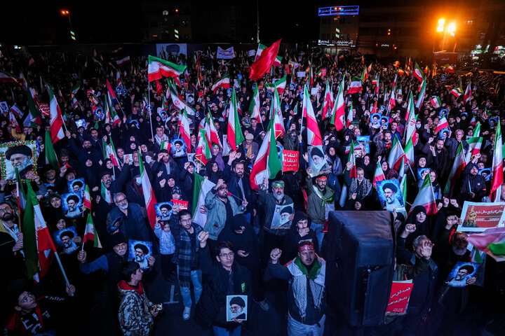 هفتمین شب تجمع مردم تهران در سوگ رهبر شهید - میدان انقلاب