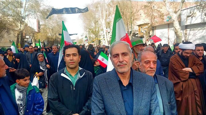 حضور نماینده کرمانشاه در مجلس در مراسم اعلام بیعت مردم با رهبری نظام جمهوری اسلامی