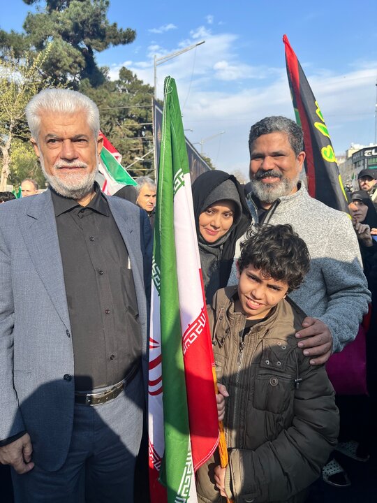 حضور رئیس کمیسیون بهداشت به همراه خانواده در مراسم بیعت با سومین رهبر انقلاب