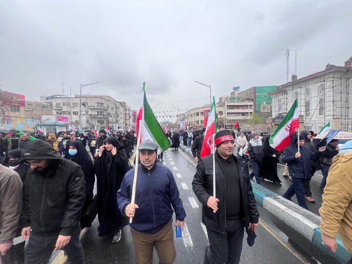 حضور گسترده در راهپیمایی و زیر بمب باران عظمت مردم ایران را به رخ کشید 