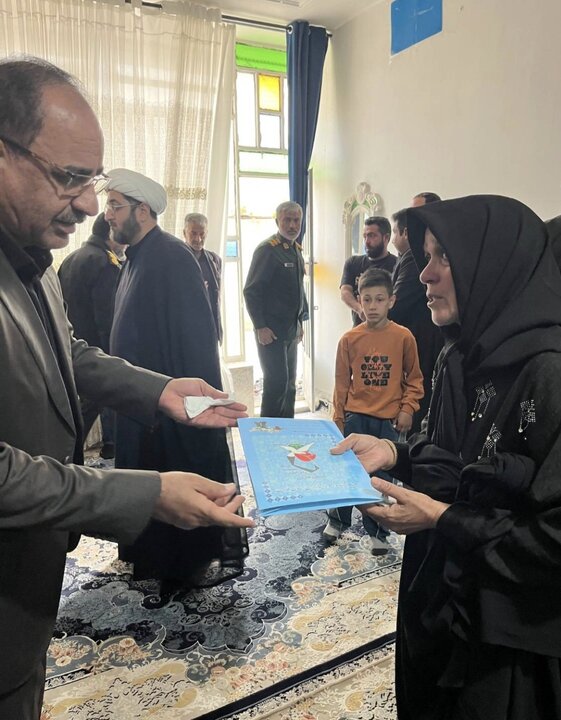 دیدار طهماسبی با خانواده یکی از شهدای ناو رزمی دنا در استهبان