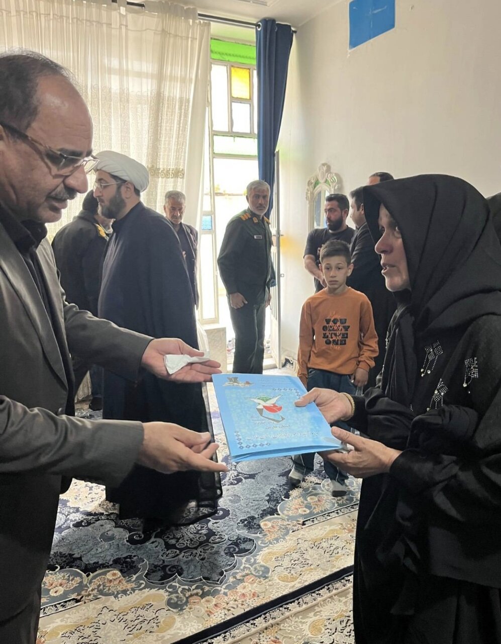 دیدار طهماسبی با خانواده یکی از شهدای ناو رزمی دنا در استهبان