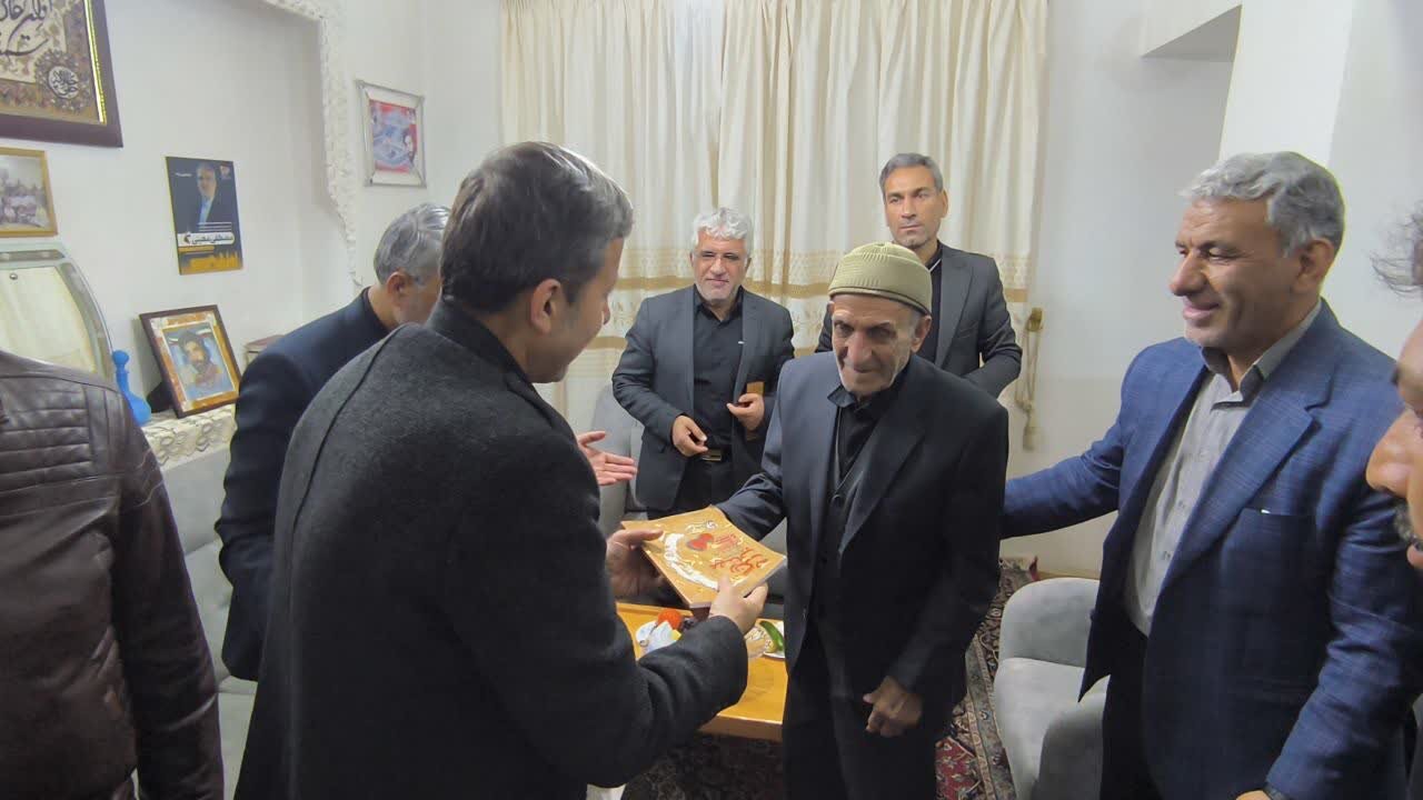دیدار استاندار اصفهان با خانواده شهید احمد معینی در آران و بیدگل