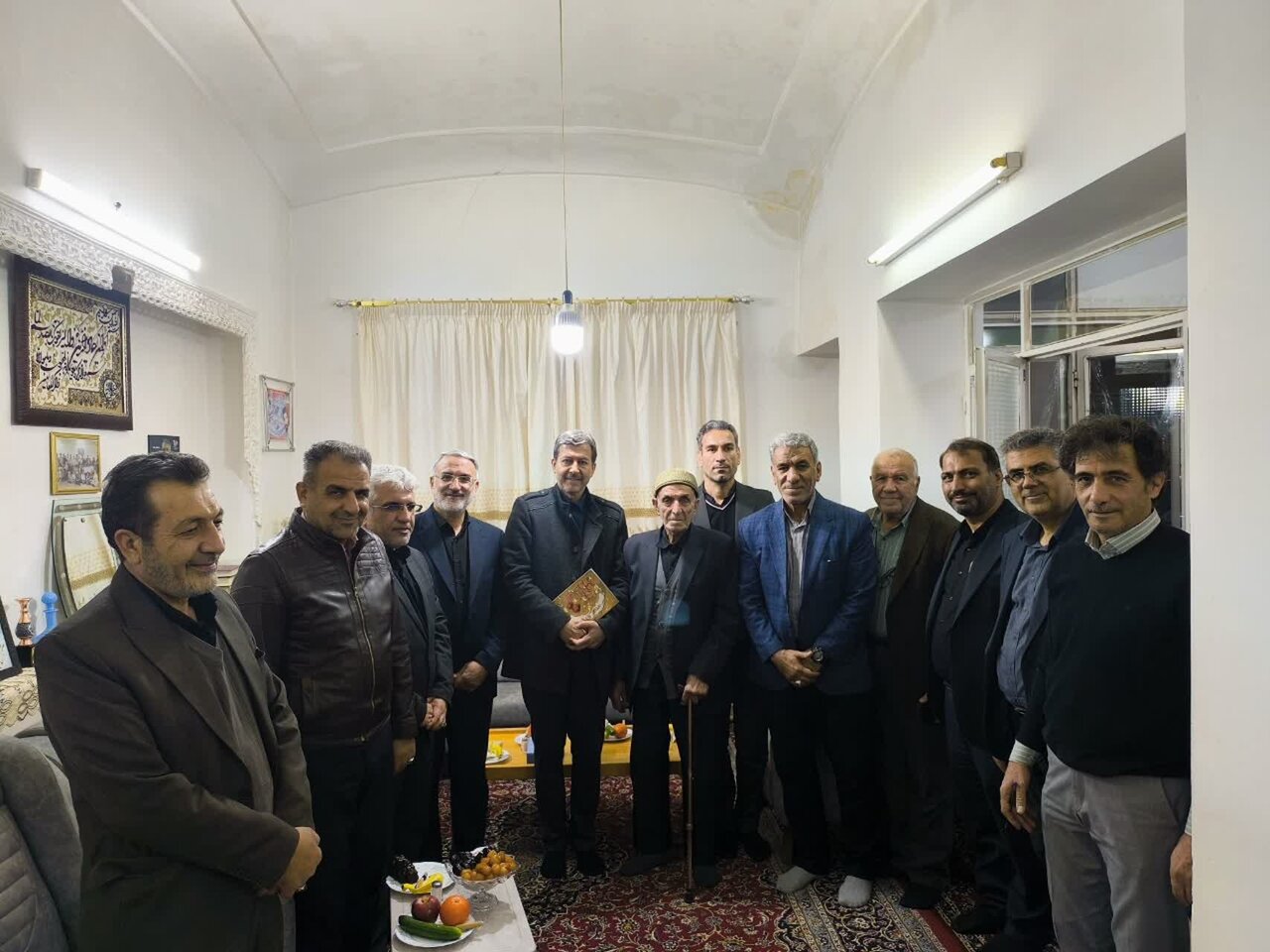 دیدار استاندار اصفهان با خانواده شهید احمد معینی در آران و بیدگل