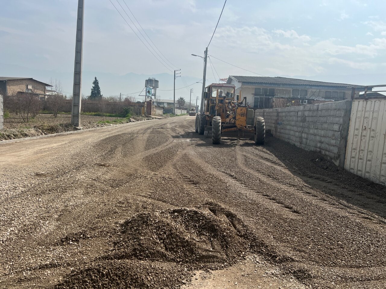 ایری از پروژههای آسفالت معابر روستای یساقی و جاده آرامستان «مومنتپه محله بناور» بازدید کرد