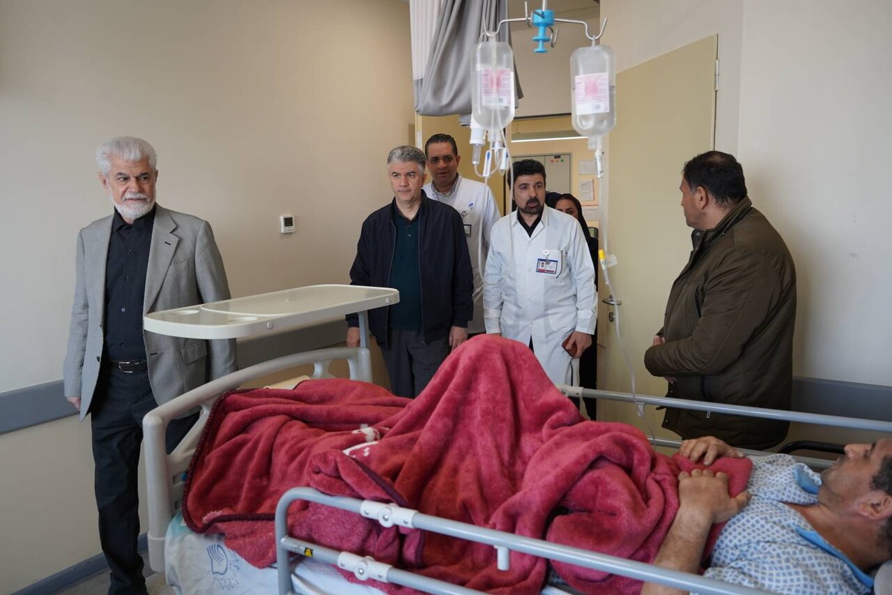 عیادت رئیس کمیسیون بهداشت با همراهی معاون درمان وزارت بهداشت از مجروحان جنگی در بیمارستان شهدای تجریش