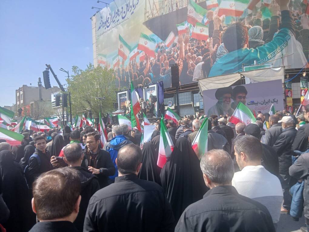 پیکرهای «علی لاریجانی»، «غلامرضا سلیمانی» و قهرمانان «ناو دنا» تشییع شدند