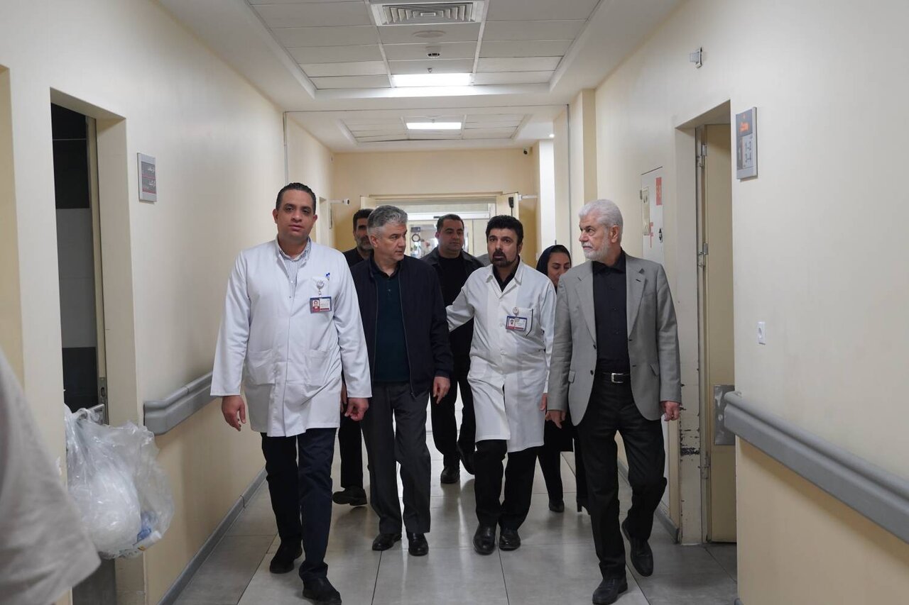عیادت رئیس کمیسیون بهداشت با همراهی معاون درمان وزارت بهداشت از مجروحان جنگی در بیمارستان شهدای تجریش