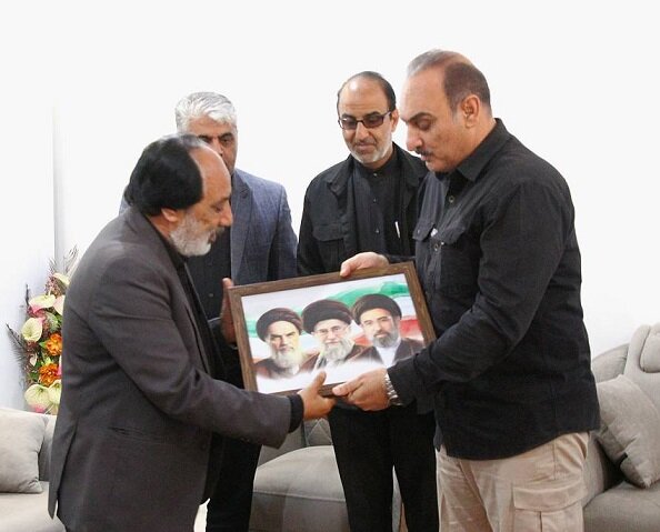دیدار نماینده سیستان با خانواده شهید امیرمحمد کریمی 