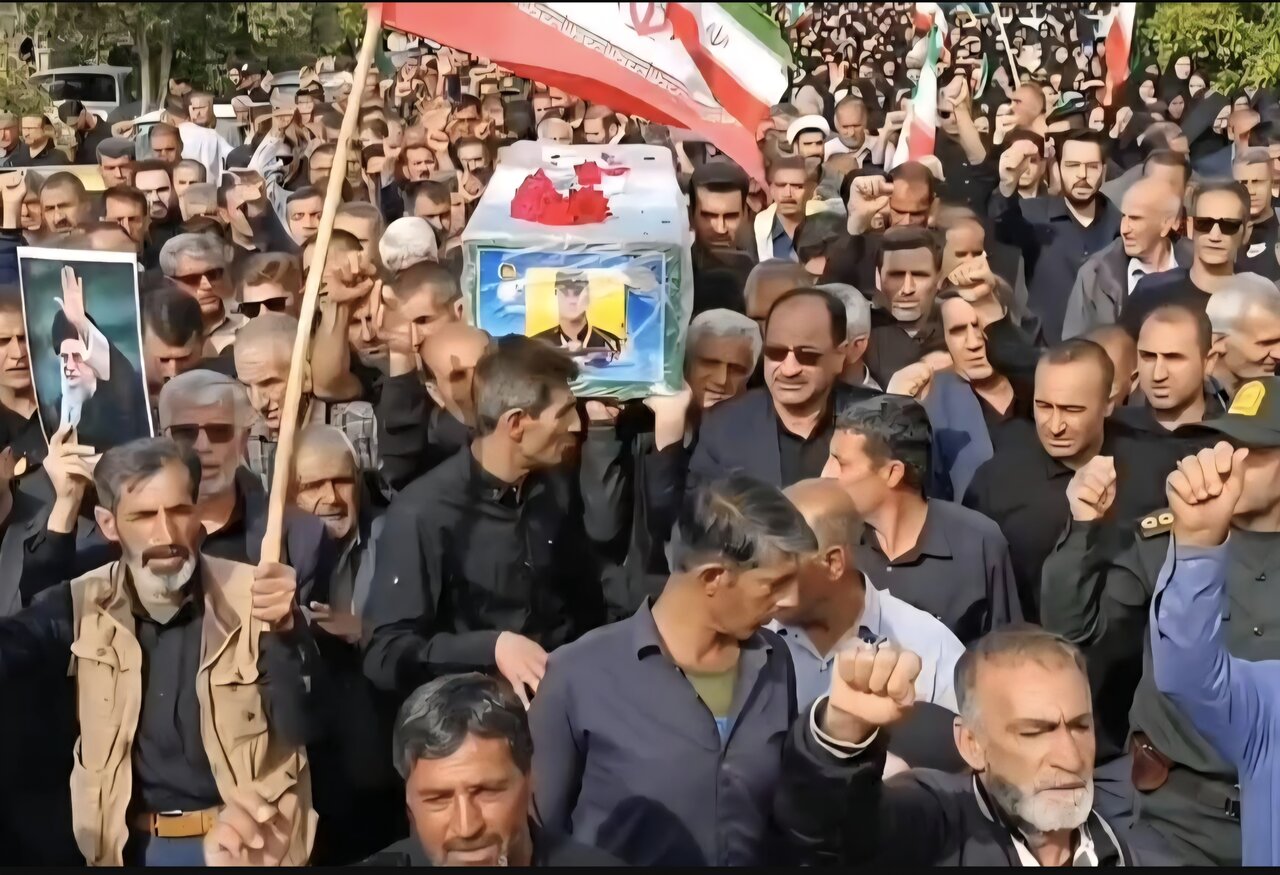 حضور طهماسبی در مراسم تشییع یکی از شهدای ناو دنا در بختگان