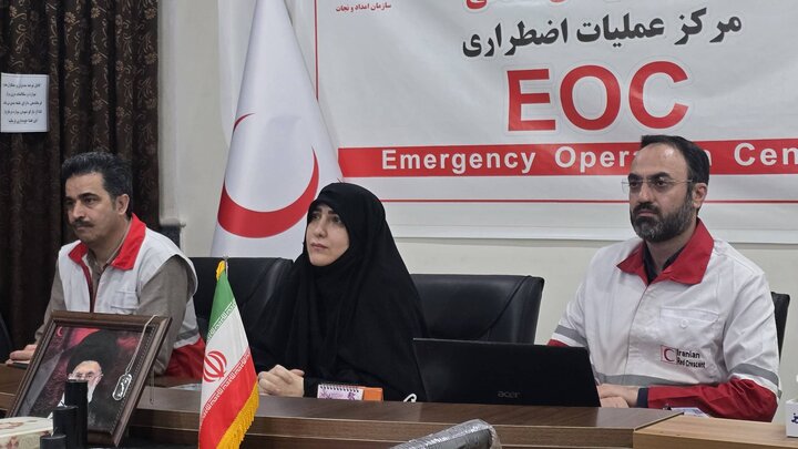 امدادگران هلال احمر در خط مقدم خدمت‌رسانی با ایثار و فداکاری ایستاده‌اند