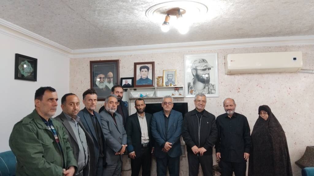 تجدید میثاق احمدی سنگر با خانواده شهدای گیلان/ زنده نگه داشتن یاد شهدا ادامه مسیر ایثار و مقاومت است.