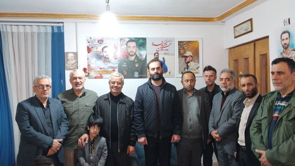 تجدید میثاق احمدی سنگر با خانواده شهدای گیلان/ زنده نگه داشتن یاد شهدا ادامه مسیر ایثار و مقاومت است