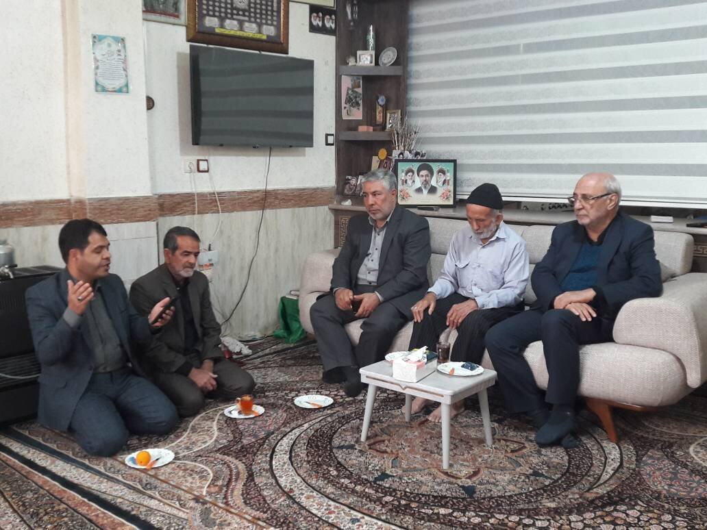 دیدار حاجی دلیگانی با خانواده شهدا و حضور در گلزار شهدا