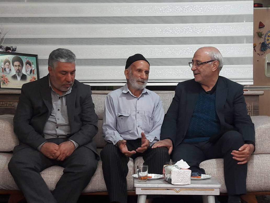 دیدار حاجی دلیگانی با خانواده شهدا و حضور در گلزار شهدا