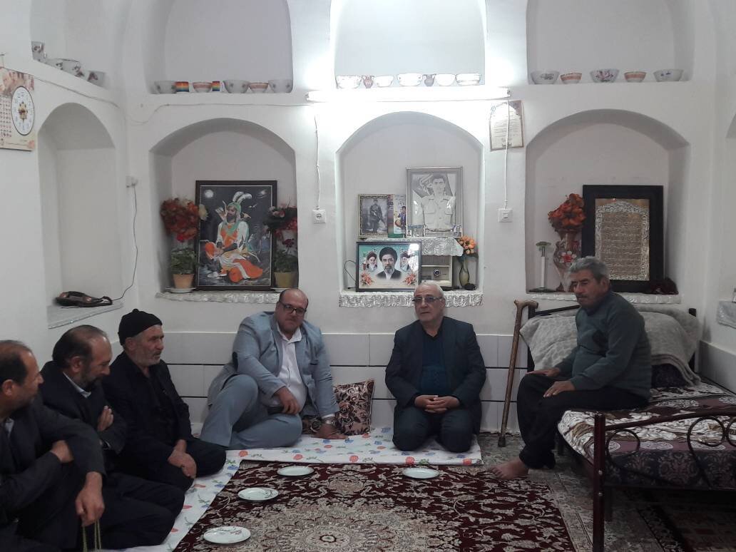 دیدار حاجی دلیگانی با خانواده شهدا و حضور در گلزار شهدا