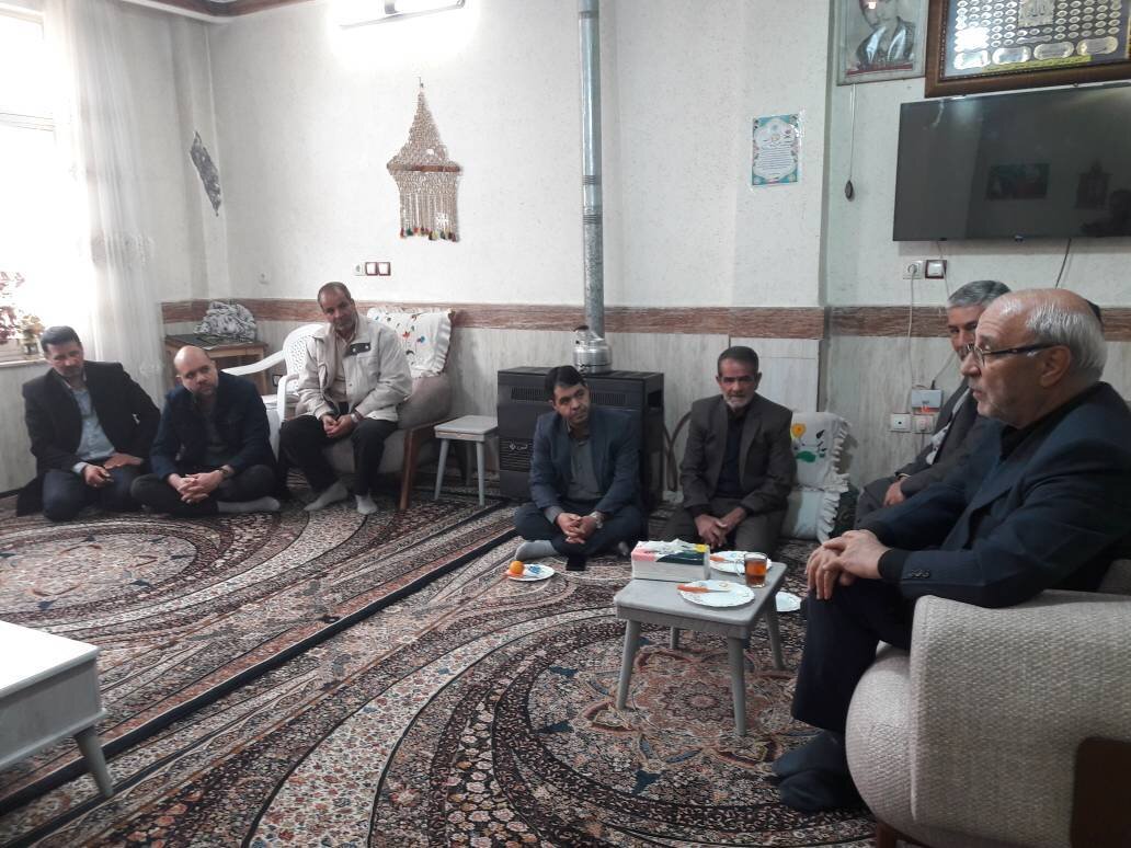 دیدار حاجی دلیگانی با خانواده شهدا و حضور در گلزار شهدا