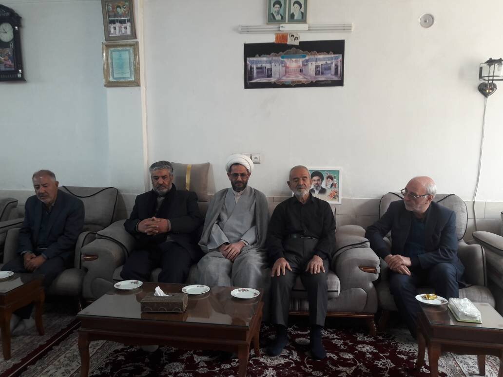 دیدار حاجی دلیگانی با خانواده شهدا و حضور در گلزار شهدا