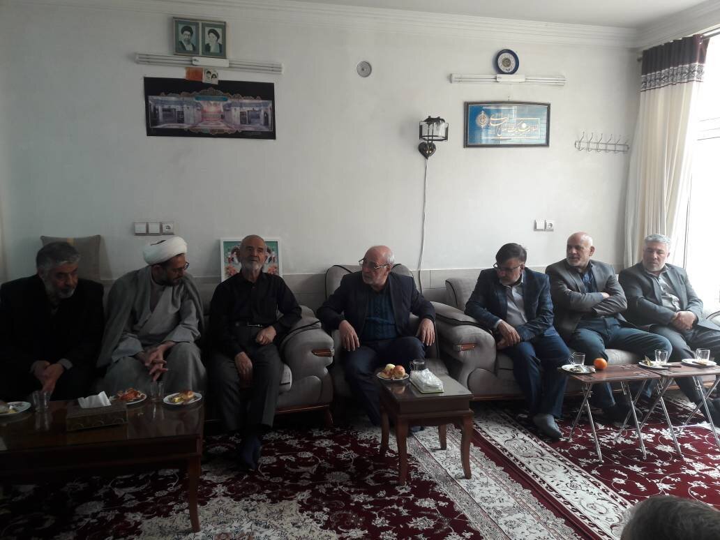 دیدار حاجی دلیگانی با خانواده شهدا و حضور در گلزار شهدا
