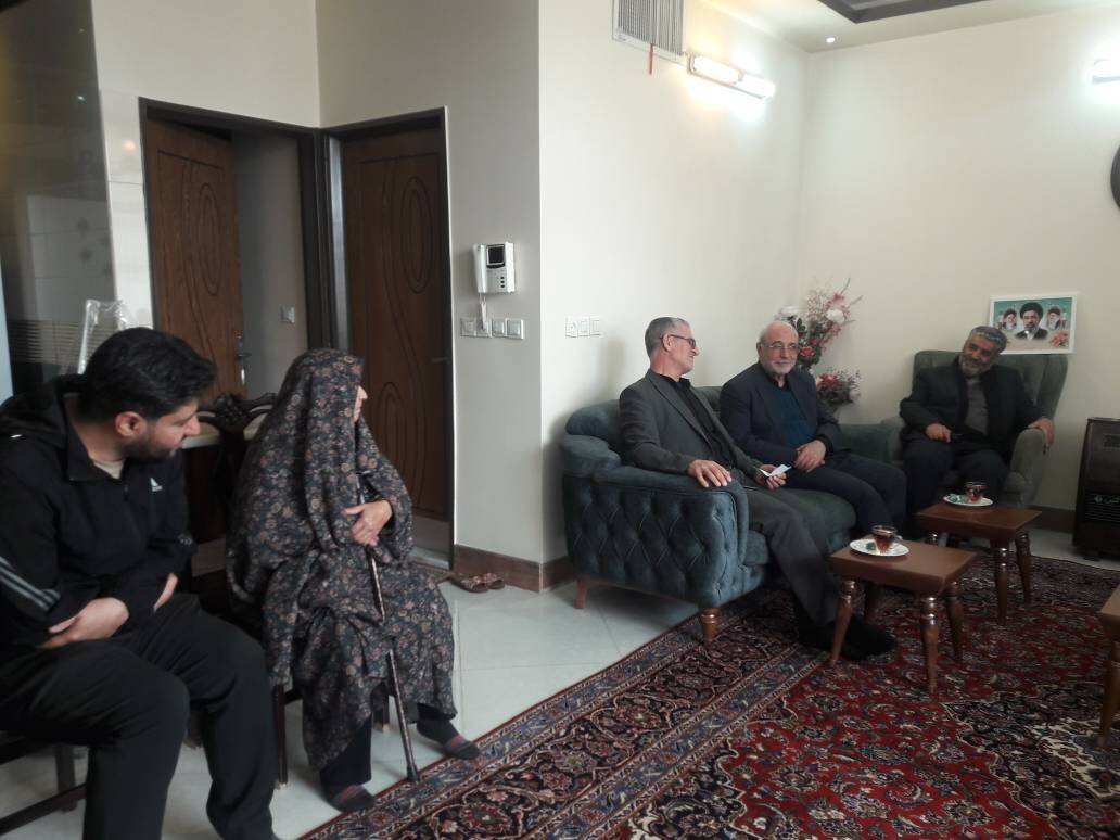 دیدار حاجی دلیگانی با خانواده شهدا و حضور در گلزار شهدا