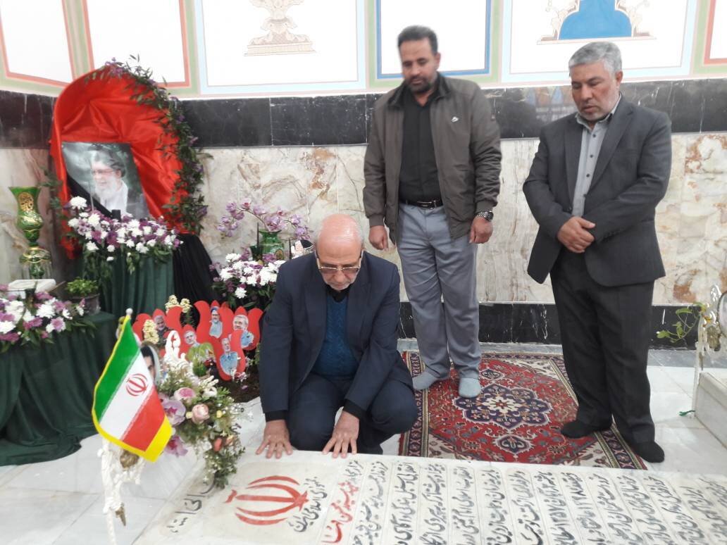 دیدار حاجی دلیگانی با خانواده شهدا و حضور در گلزار شهدا