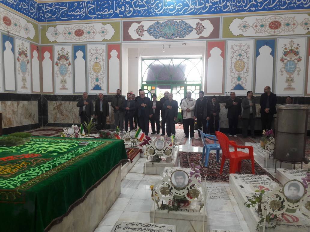 دیدار حاجی دلیگانی با خانواده شهدا و حضور در گلزار شهدا
