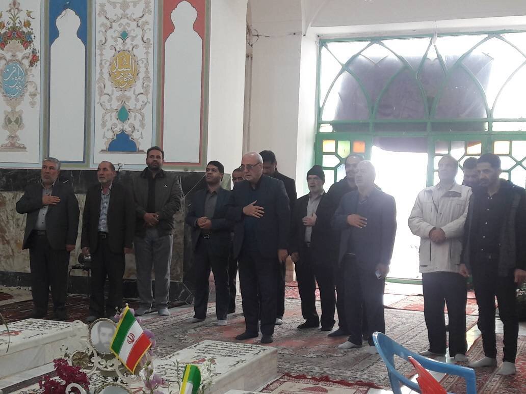 دیدار حاجی دلیگانی با خانواده شهدا و حضور در گلزار شهدا