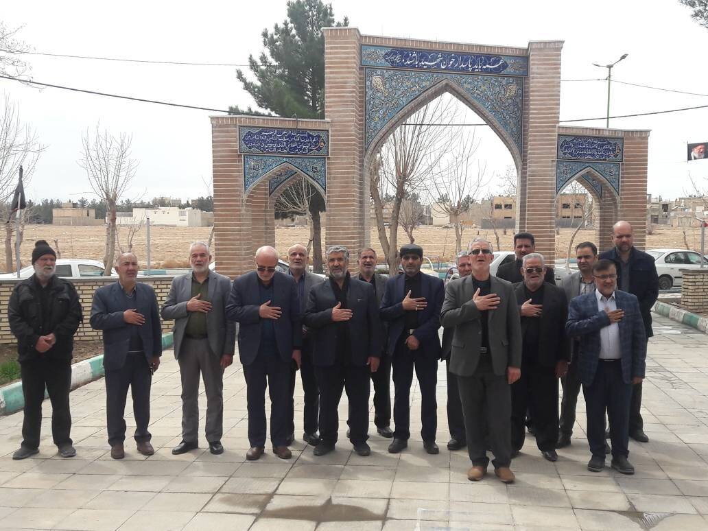 دیدار حاجی دلیگانی با خانواده شهدا و حضور در گلزار شهدا