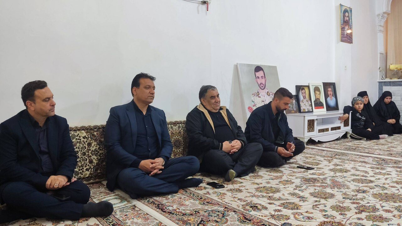 دیدار رئیس فراکسیون شاهد و ایثارگر مجلس با خانواده جمعی از شهدای جنگ رمضان در کرمانشاه