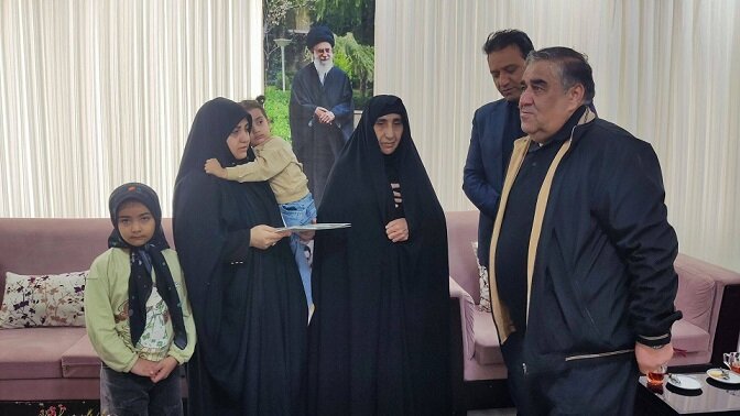 دیدار فتح الله حسینی با خانواده جمعی از شهدای جنگ رمضان در کرمانشاه