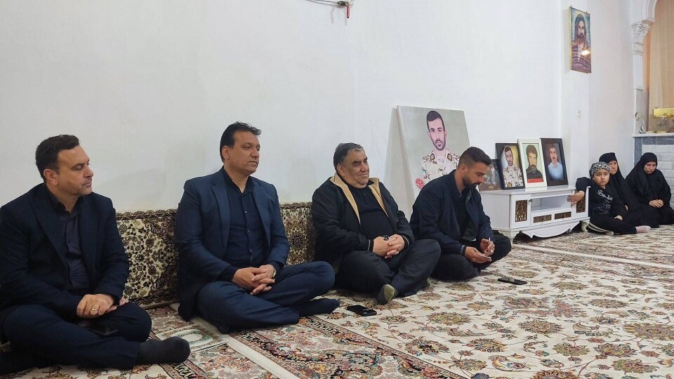 دیدار فتح الله حسینی با خانواده جمعی از شهدای جنگ رمضان در کرمانشاه