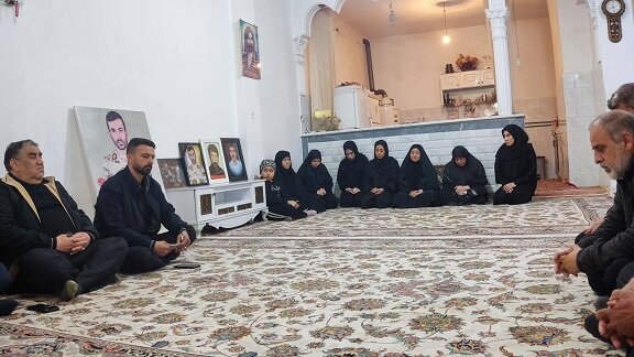 دیدار فتح الله حسینی با خانواده جمعی از شهدای جنگ رمضان در کرمانشاه