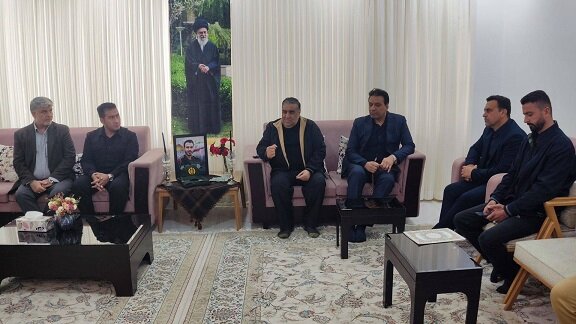 دیدار فتح الله حسینی با خانواده جمعی از شهدای جنگ رمضان در کرمانشاه