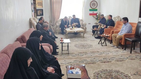 دیدار فتح الله حسینی با خانواده جمعی از شهدای جنگ رمضان در کرمانشاه