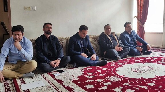 دیدار فتح الله حسینی با خانواده جمعی از شهدای جنگ رمضان در کرمانشاه