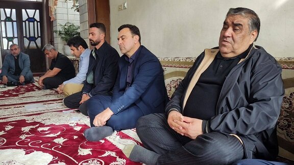 دیدار فتح الله حسینی با خانواده جمعی از شهدای جنگ رمضان در کرمانشاه